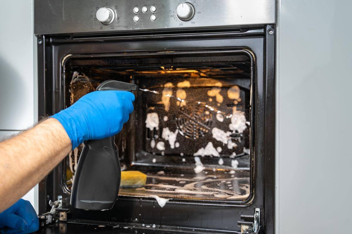 Easy Hack on How to Clean an Oven Fast