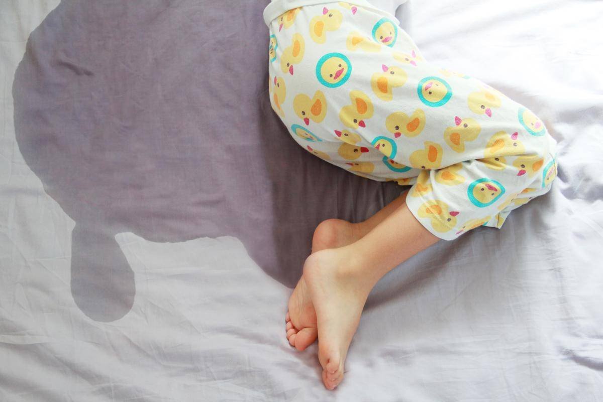 How to Remove Urine Stains and Odors from a Mattress